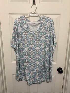 Fantaslook Women's Geometric V-Neck Top in Turquoise and White and Black